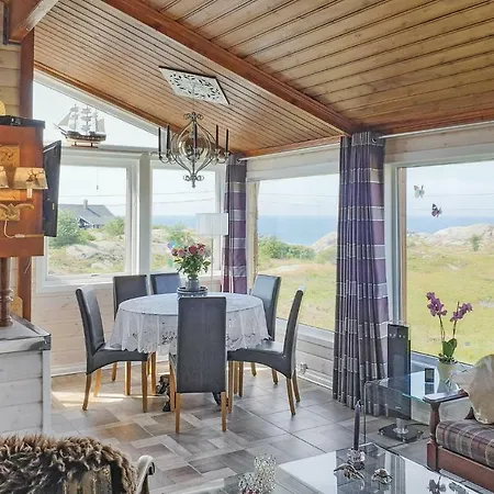 Vakantiehuis Three-bedroom Holiday In *